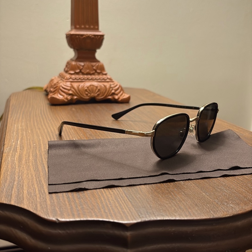Persol sunglasses. Made in Italy, polarized lenses. Very are sleek and sexy. - Picture 4 of 5